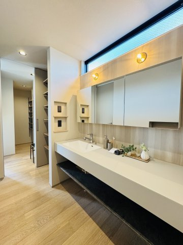THE SHONAN COURT — 東海岸南の私邸の独立洗面台