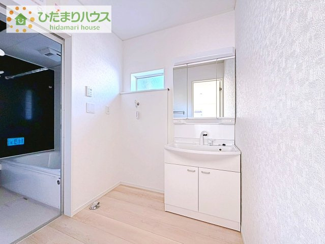 【独立洗面台】 | つくば市台町第3　新築戸建　1号棟 | 三面鏡の大きな鏡は憧れます(^^♪
鏡の後ろは収納となっていて、細かいものでも収納できるのでスッキリと整理できます！