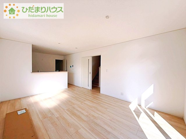 【居間・リビング】 | つくば市台町第3　新築戸建　1号棟 | リビングの大きな窓からは、暖かな日の光が降り注ぎます・・・