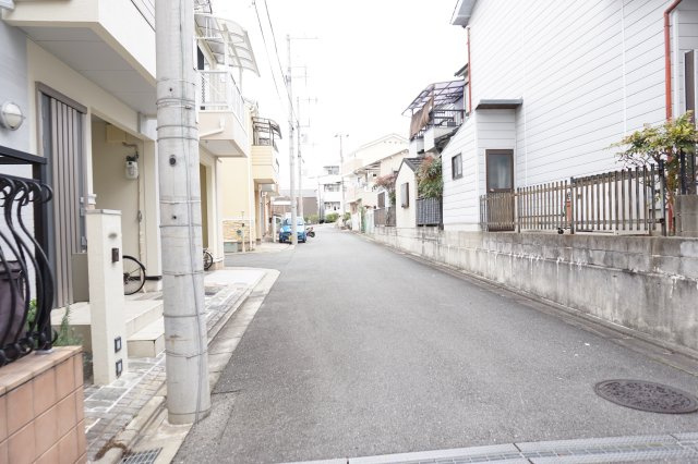 中古戸建　大東市北条３丁目（平成17年築）の前面道路含む現地写真