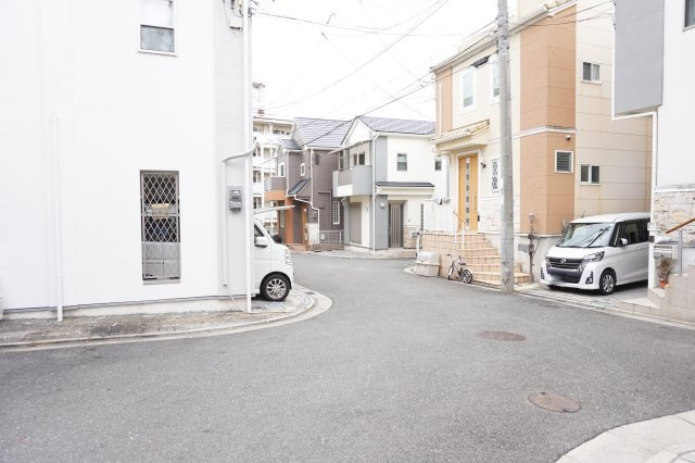 中古戸建　大東市北条３丁目（平成17年築）の前面道路含む現地写真