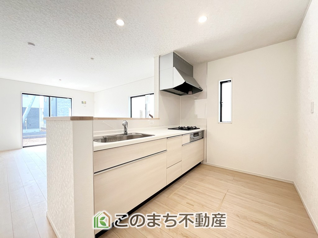 CRADLEGARDEN小山市横倉第4のキッチン|"お洒落なホワイト天板のペニンシュラキッチンを採用しております。
浄水器内蔵の水栓です♪"
