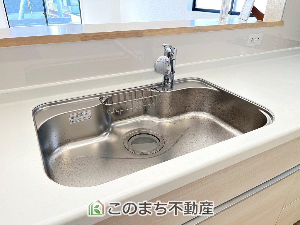 CRADLEGARDEN小山市横倉第4の設備|ビルトイン型浄水器を内蔵したキッチン水栓。お米を研いだり、野菜を洗ったりするときなど用途に応じてワンタッチで浄水に切り替えが可能です。カートリッジ式なので、フィルターを簡単に交換する事が出来ます。
