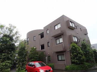 【外観】 | コンビニやドラッグストアが近くて便利な住環境☆「新百合ヶ丘」駅にアクセス可能な最寄りバス停まで徒歩2分♪雨の日の通勤やお出かけもバス利用でスムーズです♪