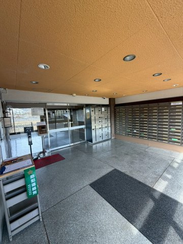 小岩井中津川マンションのエントランス|ゆとりのあるエントランスです
