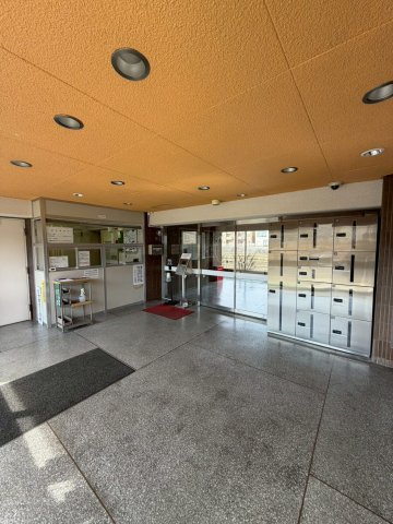 小岩井中津川マンションのエントランス|建物の内部です