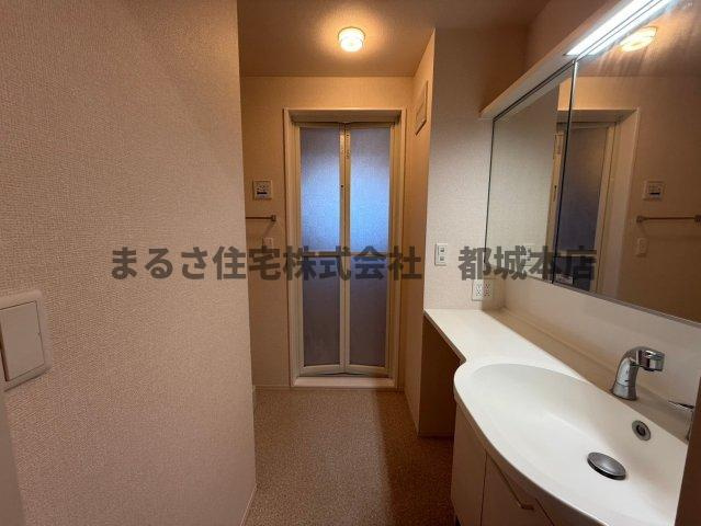 都城市上川東４丁目のアパートの洗面所