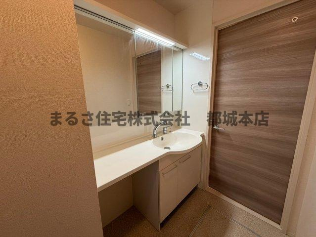 都城市上川東４丁目のアパートの独立洗面台