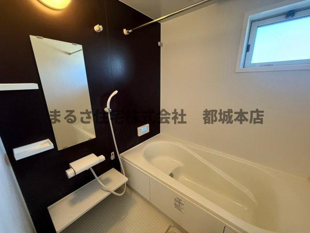 都城市上川東４丁目のアパートの浴室