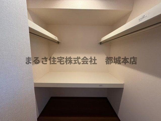 都城市上川東４丁目のアパートの収納