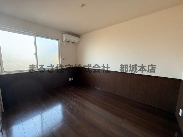 都城市上川東４丁目のアパートの洋室