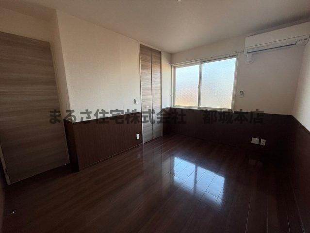 都城市上川東４丁目のアパートの洋室