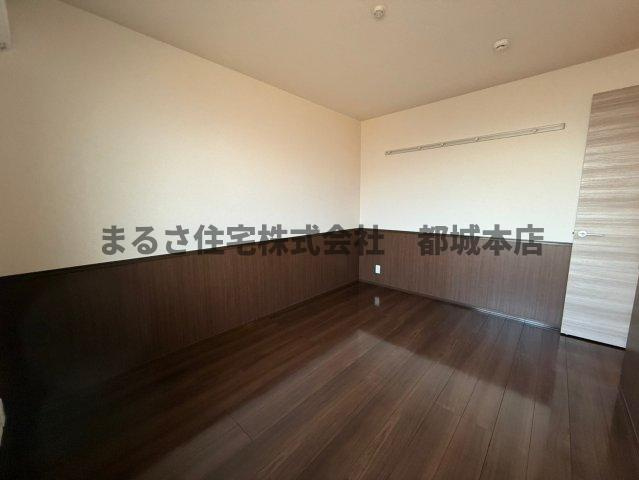 都城市上川東４丁目のアパートの洋室
