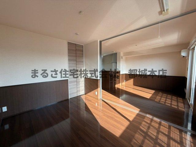 都城市上川東４丁目のアパートの洋室