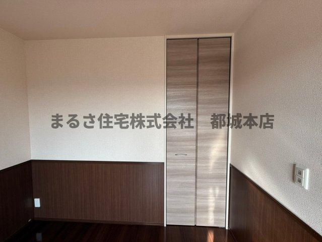 都城市上川東４丁目のアパートの収納