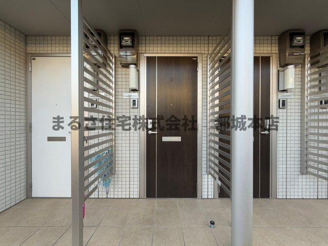 都城市上川東４丁目のアパートのエントランス