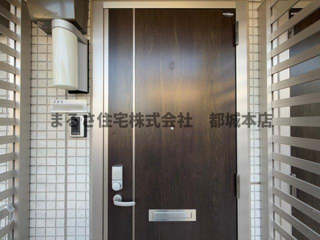 都城市上川東４丁目のアパートのロビー