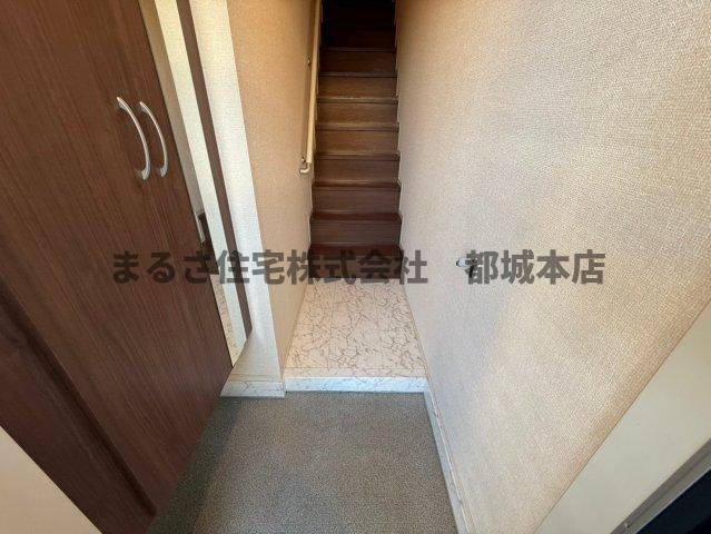 都城市上川東４丁目のアパートの玄関