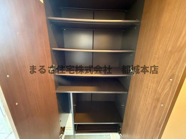 都城市上川東４丁目のアパートの収納