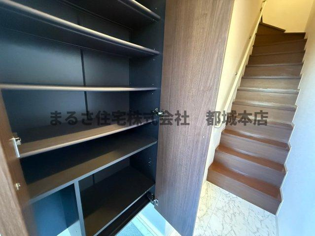 都城市上川東４丁目のアパートの収納