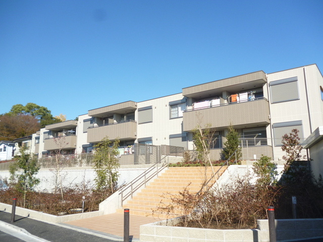 アルティプラーノⅡのその他|エントランス・アプローチ周辺に植栽があり高級感があります。