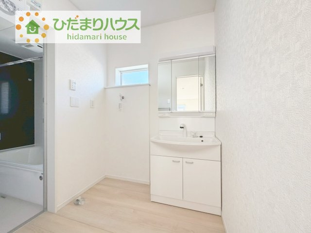 【独立洗面台】 | つくば市台町第3　新築戸建　2号棟 | 三面鏡の大きな鏡は憧れます(^^♪
鏡の後ろは収納となっていて、細かいものでも収納できるのでスッキリと整理できます！