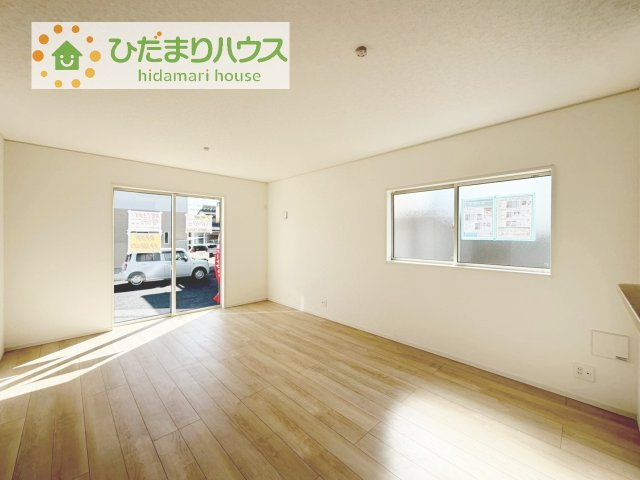 【居間・リビング】 | つくば市台町第3　新築戸建　2号棟 | リビングの大きな窓からは、暖かな日の光が降り注ぎます・・・