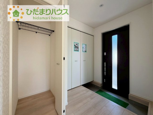 【玄関】 | つくば市台町第3　新築戸建　2号棟 | 毎日「行ってきます」「ただいま」をいう玄関は明るく光が差し込みます♪