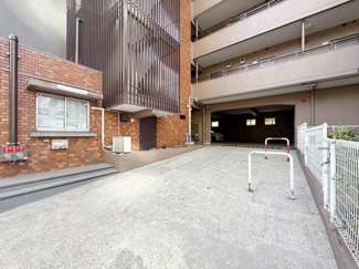 【エントランス】 | お客様を、そして住人を出迎えてくれるマンションのエントランス。ゴミが落ちていないことからも、管理状態の良さや住民の節度の高さが見て取れます。～即日のご見学可能～　お問合せはお気軽にどうぞ。