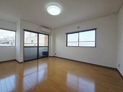 【洋室】 | 来村ビル | 2面採光で明るいお部屋です