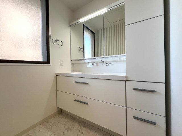 笑顔サンサン♪太陽サンサン♪【リノベ／サン・ステージ緑園都市東の街九番館】の独立洗面台