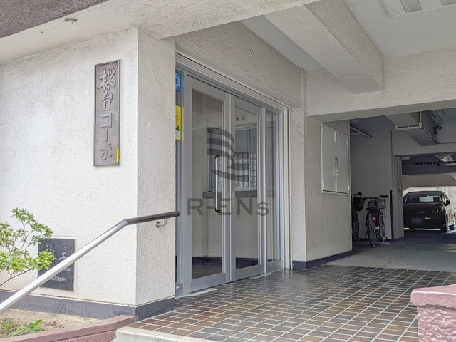 【エントランス】 | 桜台コーポ | エントランス周りの植栽が整備され、管理の良さが感じられます