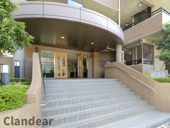 セレナハイム北松戸のエントランス|◎緑に囲まれたお洒落なエントランス。日々のお出かけ時にも癒しを与えてくれます