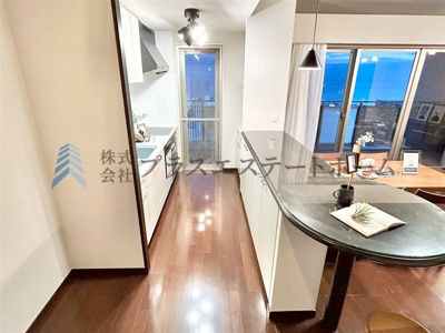 【その他】 | アスタプラザウエスト | 背面にカウンターでご家族との会話も弾みます♪収納もたっぷりあるのでスッキリと生活出来ます♪