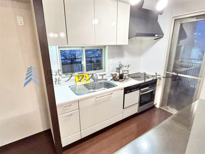 【キッチン】 | アスタプラザウエスト | 背面カウンターで家族とコミュニケーションを取りながら料理ができます♪