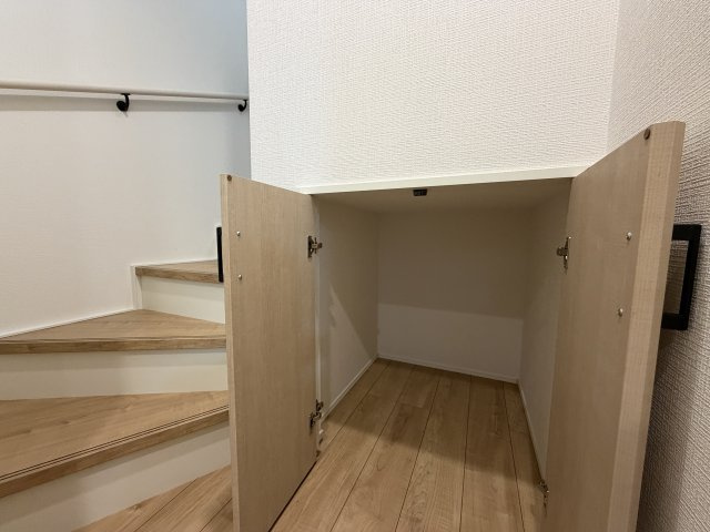 新座市片山3丁目の収納|階段下にも十分な収納スペースがあります♪