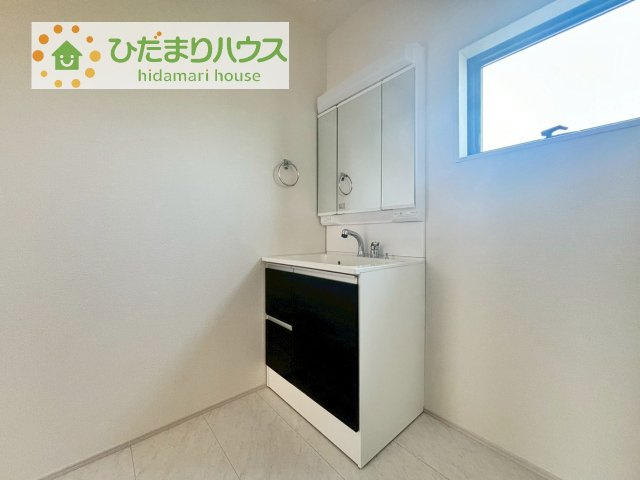【独立洗面台】 | 第2土浦市並木　新築戸建　1号棟 | 三面鏡の大きな鏡は憧れます(^^♪
鏡の後ろは収納となっていて、細かいものでも収納できるのでスッキリと整理できます！