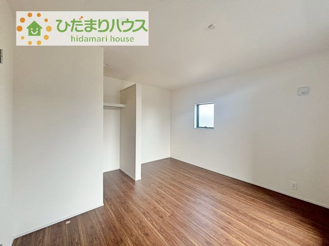 【寝室】 | 第2土浦市並木　新築戸建　1号棟 | バルコニーに面していて、たっぷり光りの入る明るい主寝室です！