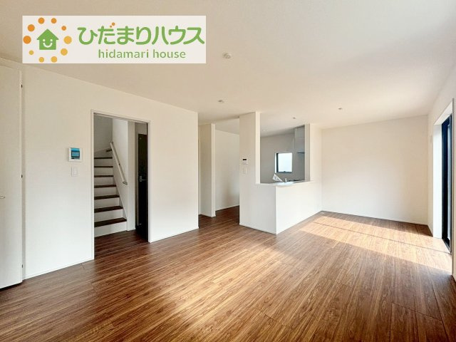 【居間・リビング】 | 第2土浦市並木　新築戸建　1号棟 | リビングの大きな窓からは、暖かな日の光が降り注ぎます・・・