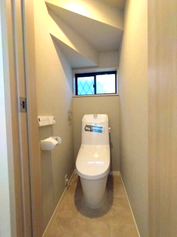 緑区砂田一丁目　売戸建のトイレ|潔感あふれるシンプルで機能的なトイレです。温水洗浄便座付きで毎日を快適に過ごせます。