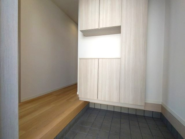 緑区砂田一丁目　売戸建の玄関|収納が完備されているのでご家族の靴がスッキリ片付きます。