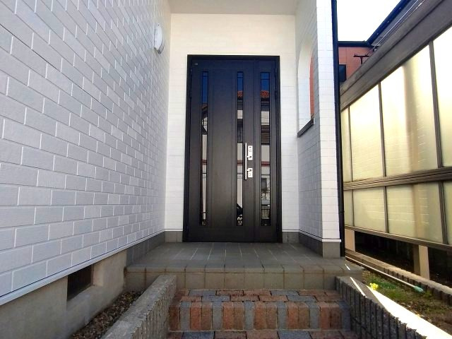 緑区砂田一丁目　売戸建の玄関|雨風や陽射しを遮る玄関ポーチ！