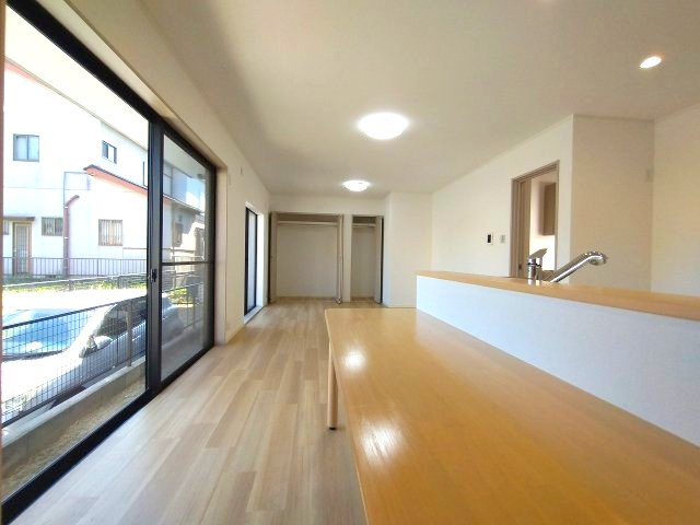 緑区砂田一丁目　売戸建の居間・リビング|陽当たりが心地の良いリビング空間です。