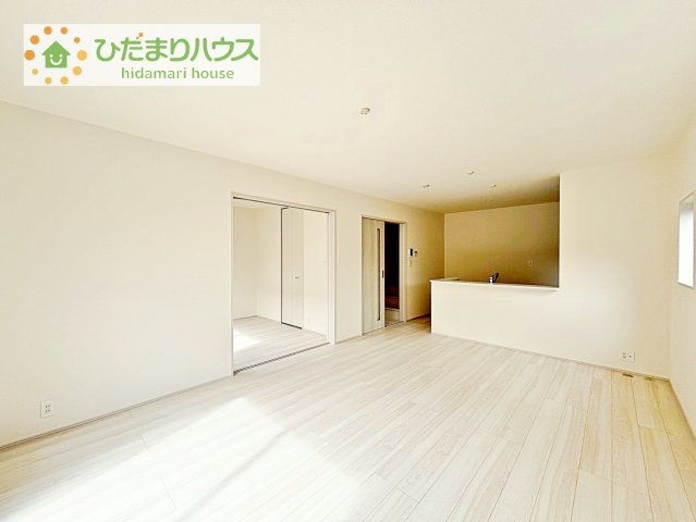 【居間・リビング】 | 第2土浦市並木　新築戸建　3号棟 | 複層ガラスの遮熱効果と断熱効果で、一年中快適に過ごせます (#^.^#)