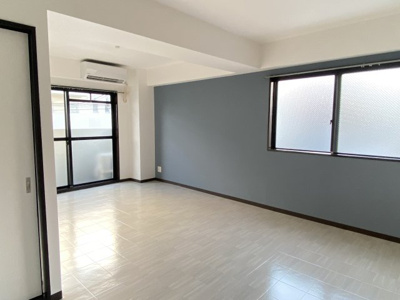 【居間・リビング】 | Good Life | 落ち着いたブルーの壁紙がお洒落です♪