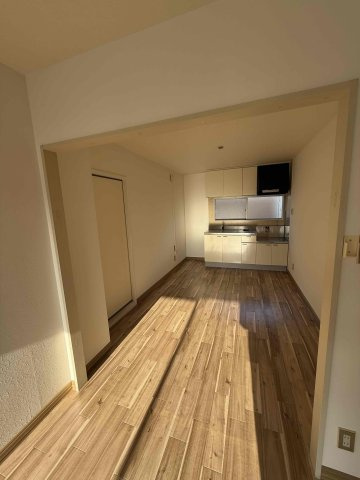 今治市立花町１丁目のアパートの居間・リビング|ゆったり過ごせるリビングです