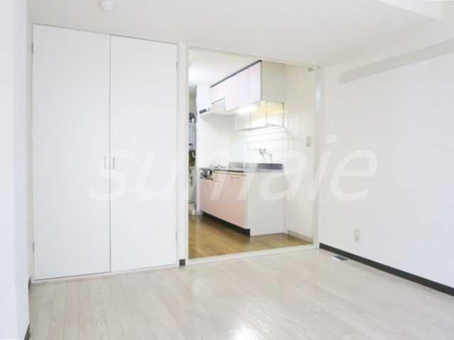 ホワイトローズの寝室|窓側からのアングルです☆