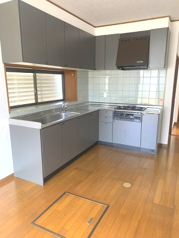 ※商談中【No.7472】緑ヶ丘3丁目/2SLDK/バリアフリーのキッチン|キッチンに窓があることによって換気効率が向上し、調理する手元が明るく食材の状態が見やすくなります。