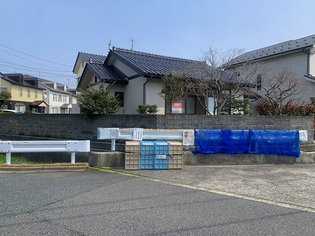 ※商談中【No.7472】緑ヶ丘3丁目/2SLDK/バリアフリーの前面道路含む現地写真|近隣にはホームセンターやスーパー、ドラッグストアが近くにあり、生活至便良好なエリアです。