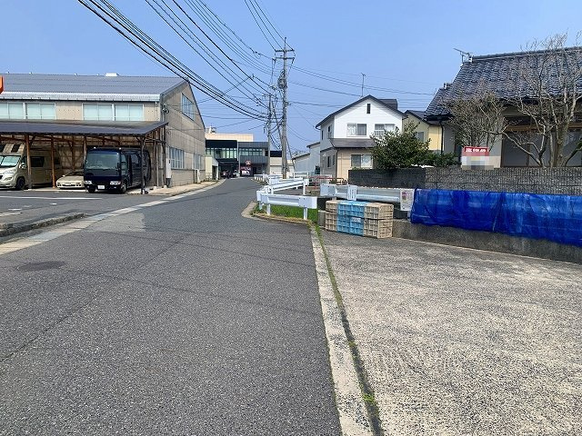 ※商談中【No.7472】緑ヶ丘3丁目/2SLDK/バリアフリーの前面道路含む現地写真|近隣にはホームセンターやスーパー、ドラッグストアが近くにあり、生活至便良好なエリアです。